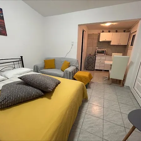 Park Apartment Agioi Theodoroi Exterior photo
